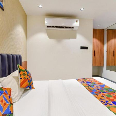 Hotel Solitaire Tower - Top Rated Area- In House Parking Vrindāvan Екстериор снимка