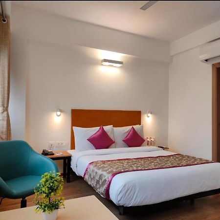 Hotel Solitaire Tower - Top Rated Area- In House Parking Vrindāvan Екстериор снимка
