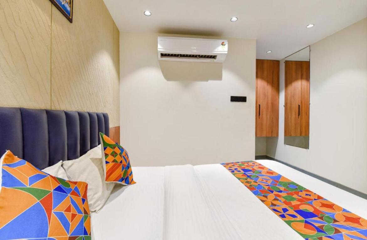 Hotel Solitaire Tower - Top Rated Area- In House Parking Vrindāvan Екстериор снимка