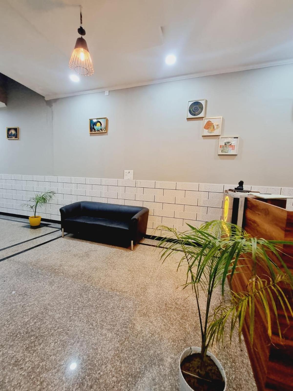 Hotel Solitaire Tower - Top Rated Area- In House Parking Vrindāvan Екстериор снимка