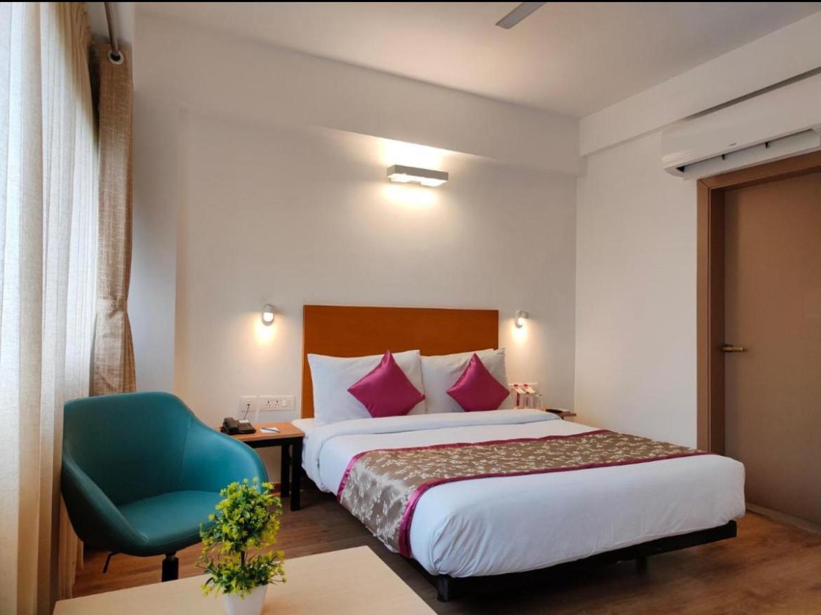 Hotel Solitaire Tower - Top Rated Area- In House Parking Vrindāvan Екстериор снимка