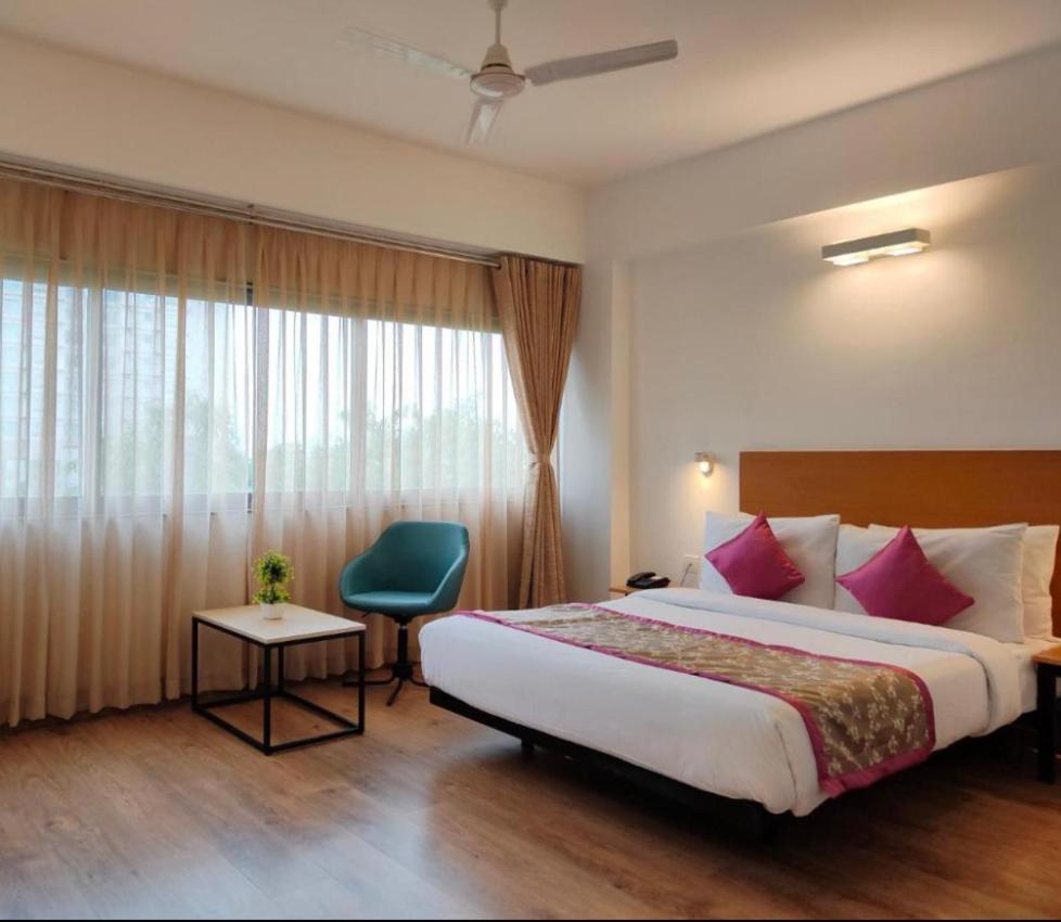 Hotel Solitaire Tower - Top Rated Area- In House Parking Vrindāvan Екстериор снимка