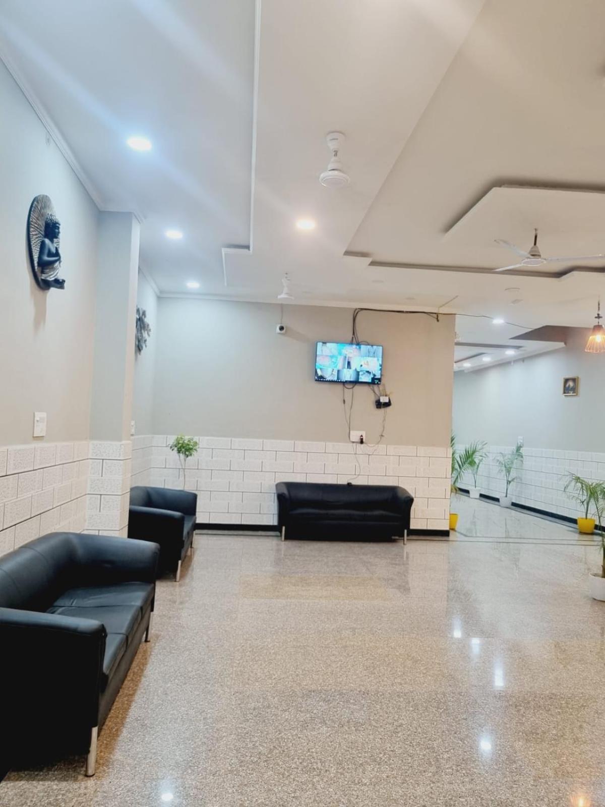 Hotel Solitaire Tower - Top Rated Area- In House Parking Vrindāvan Екстериор снимка
