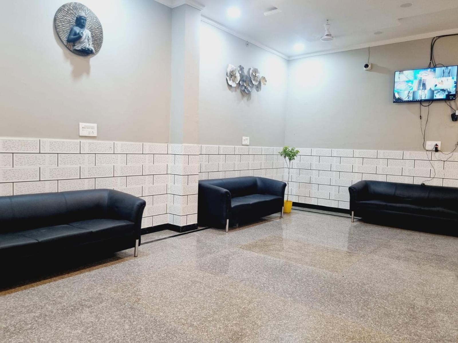 Hotel Solitaire Tower - Top Rated Area- In House Parking Vrindāvan Екстериор снимка